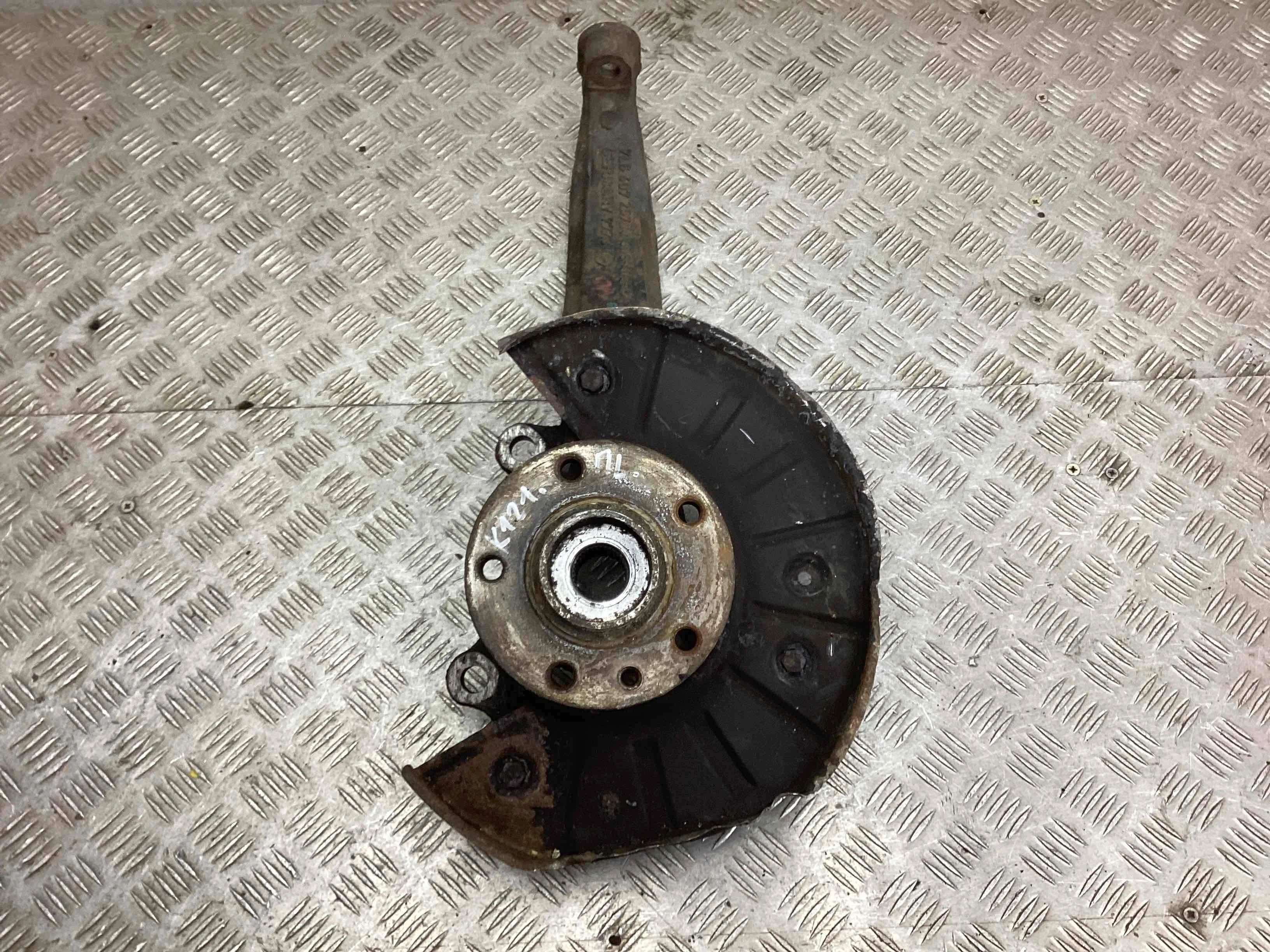 Кулак поворотный левый Volkswagen Touareg I (7L) 2002-2006 2006 2,5 Дизель МКПП 6ст. Внедорожник