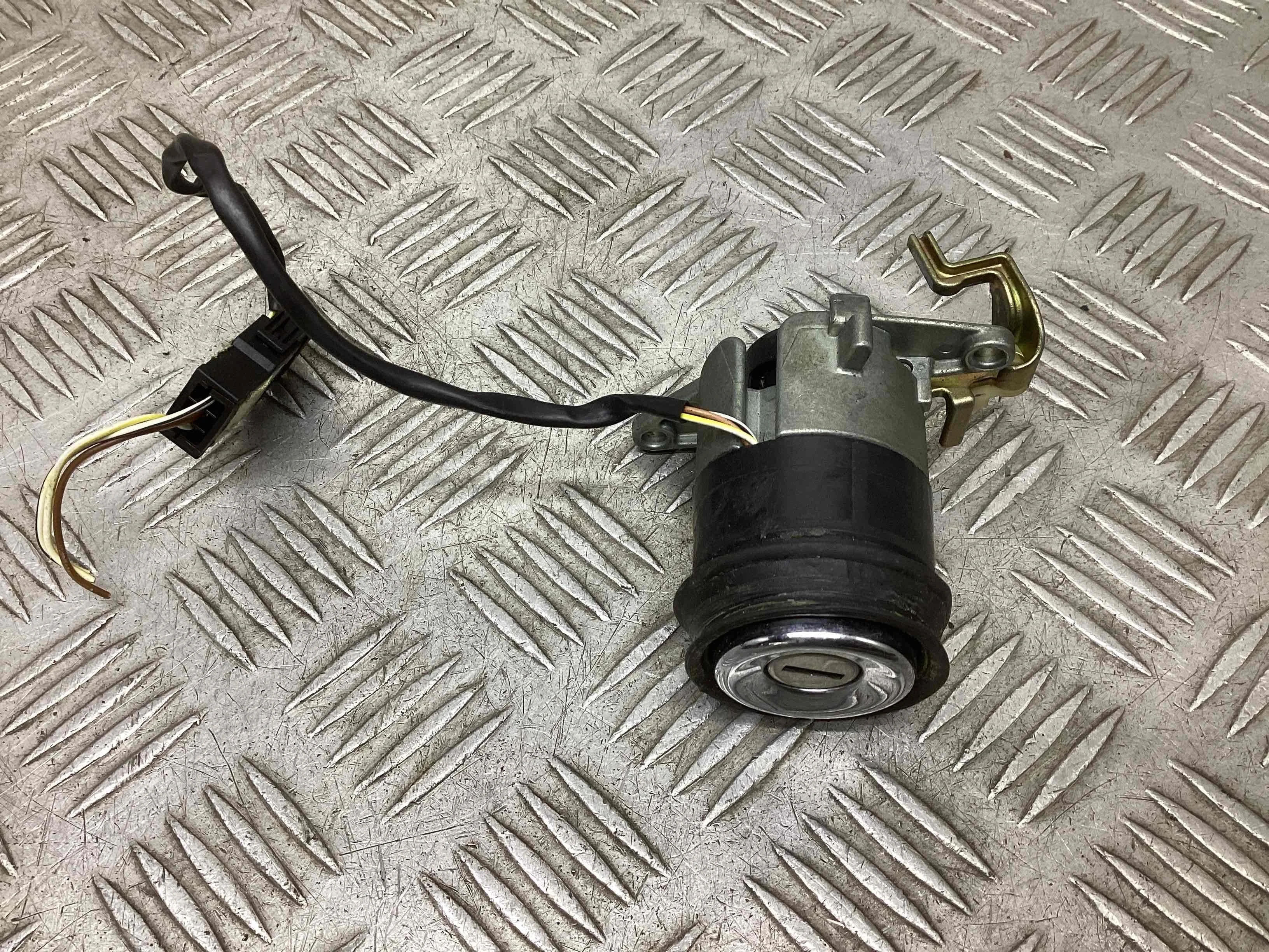 Кнопка открытия багажника Audi 80 B4 (8C) 1991-1995 1994 2,0 Бензин МКПП 5ст. Седан