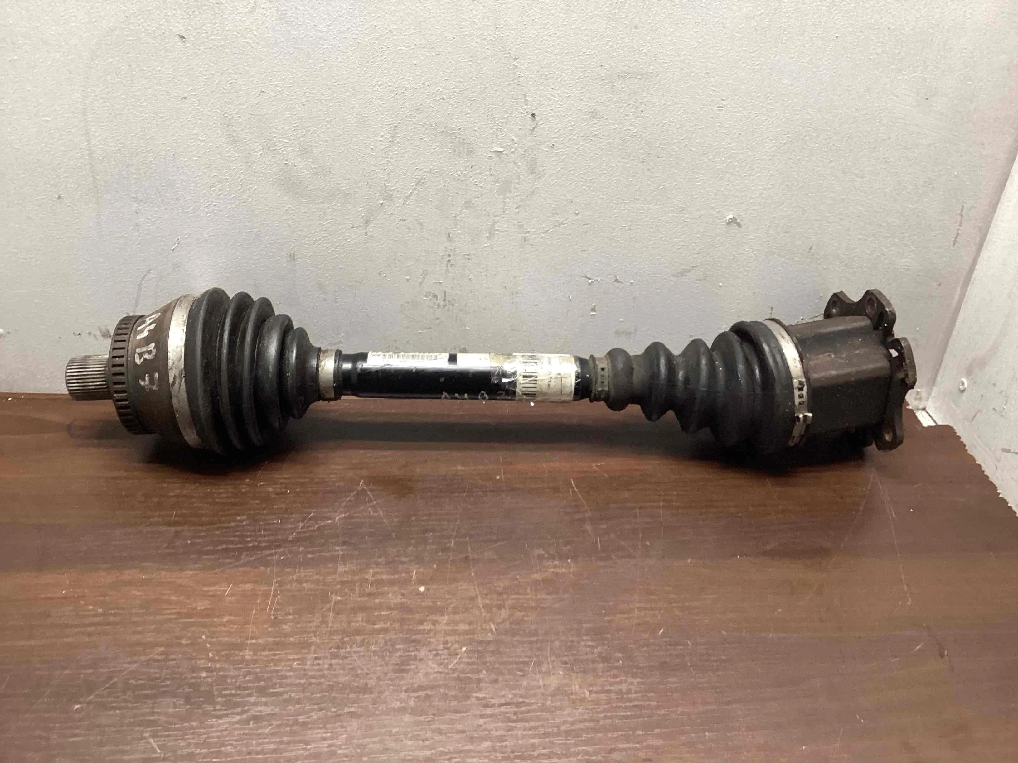 Полуось передняя левая (приводной вал, ШРУС) Audi A4 B6 (8EC, 8E5) 2000-2006 2003 1,9 Дизель АКПП