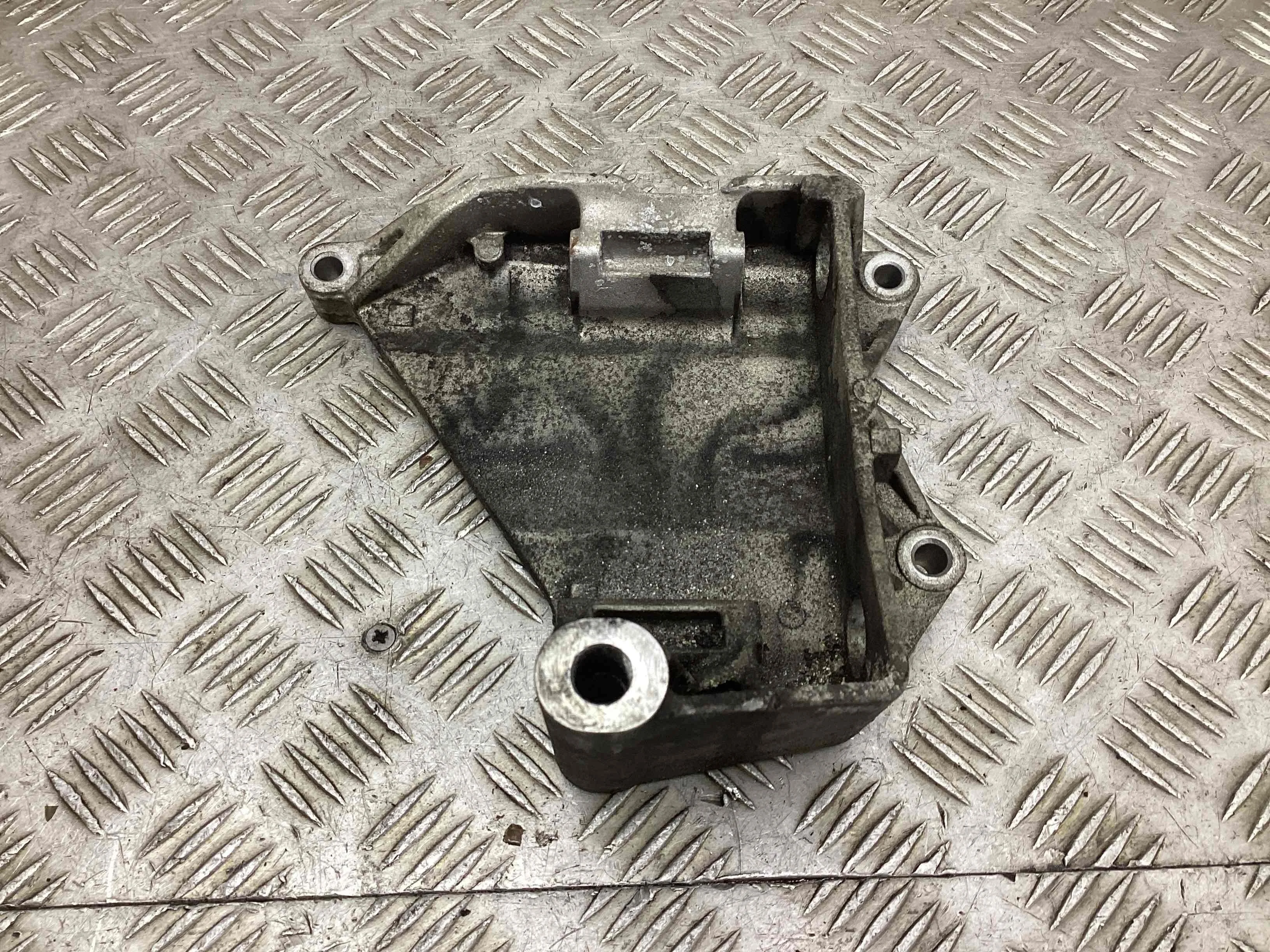 Кронштейн генератора Volkswagen Touareg I (7L) 2002-2006 2006 2,5 Дизель МКПП 6ст. Внедорожник