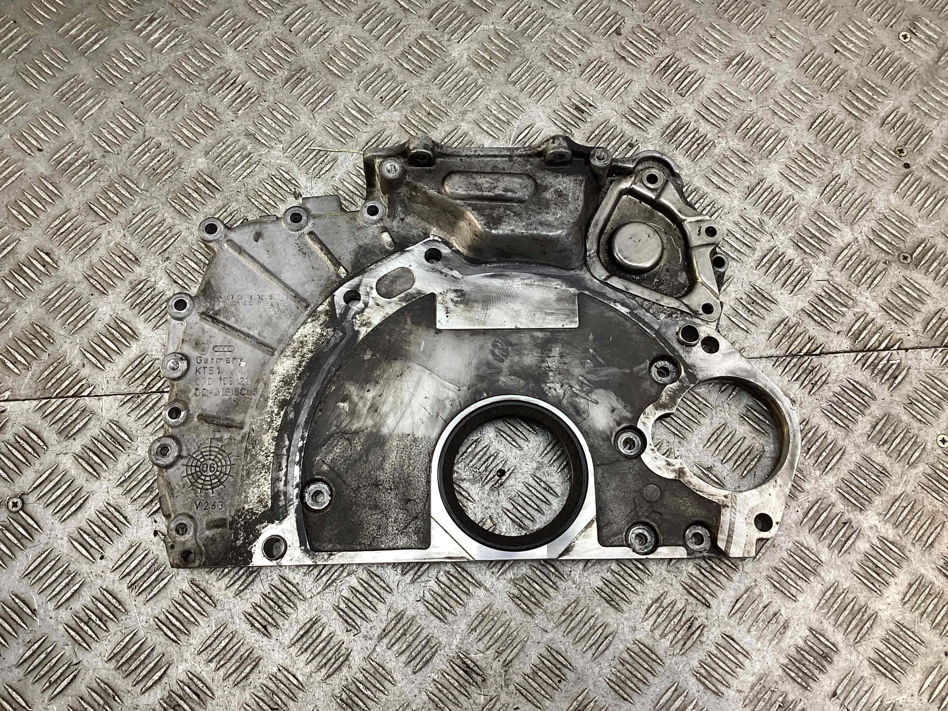 Крышка двигателя задняя Volkswagen Touareg I (7L) 2002-2006 2006 2,5 Дизель МКПП 6ст. Внедорожник