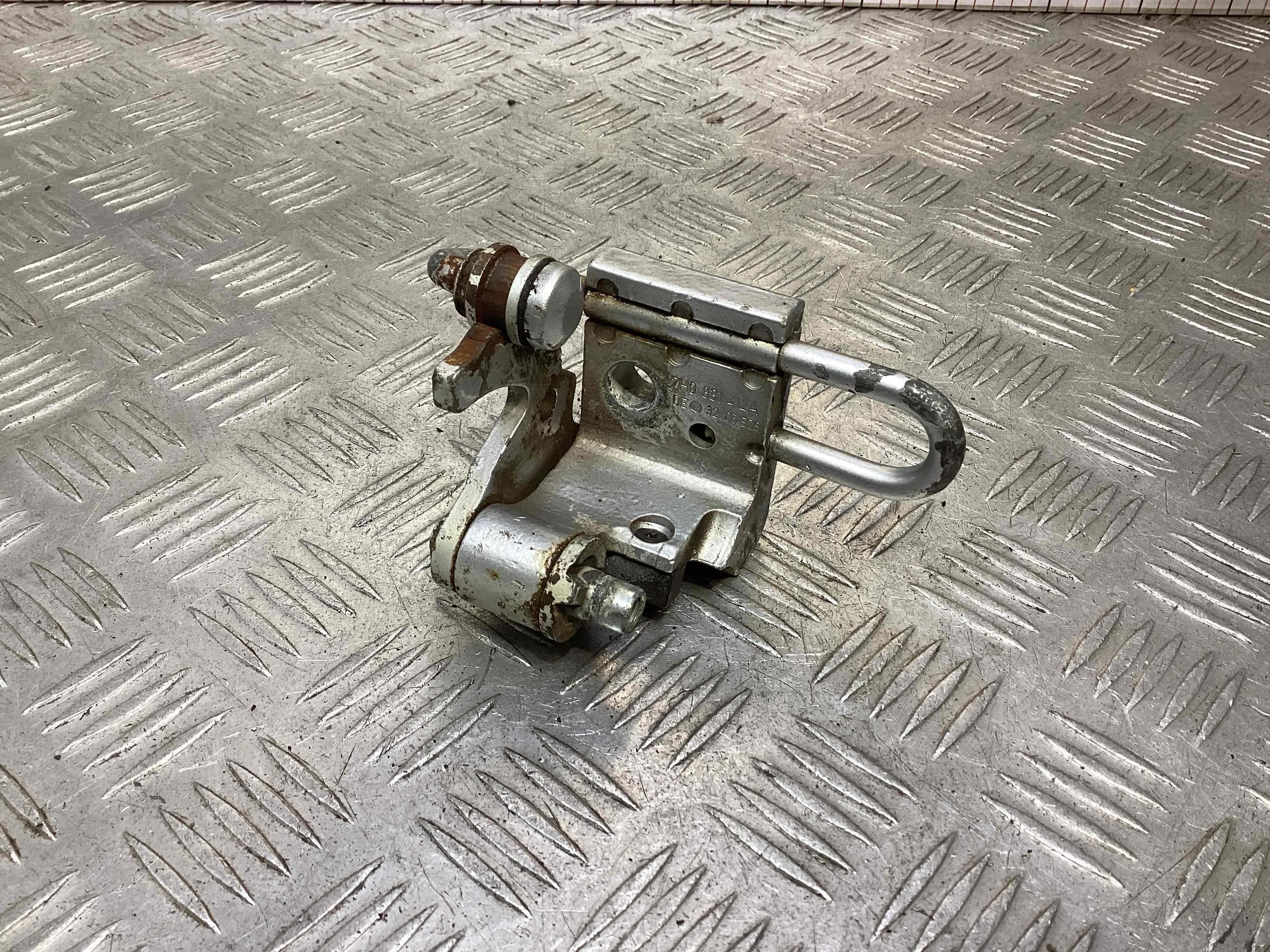 Петля двери передней правой Volkswagen Transporter T5 (7H) 2003-2015 2006