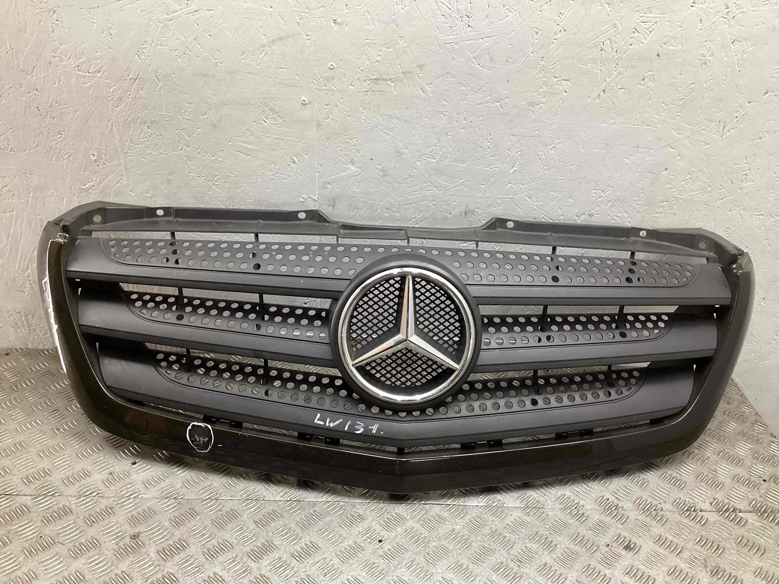 Решетка радиатора Mercedes Sprinter II (W906) 2013-2018 рестайлинг  2014 2,1 Дизель МКПП 6ст. Микроавтобус