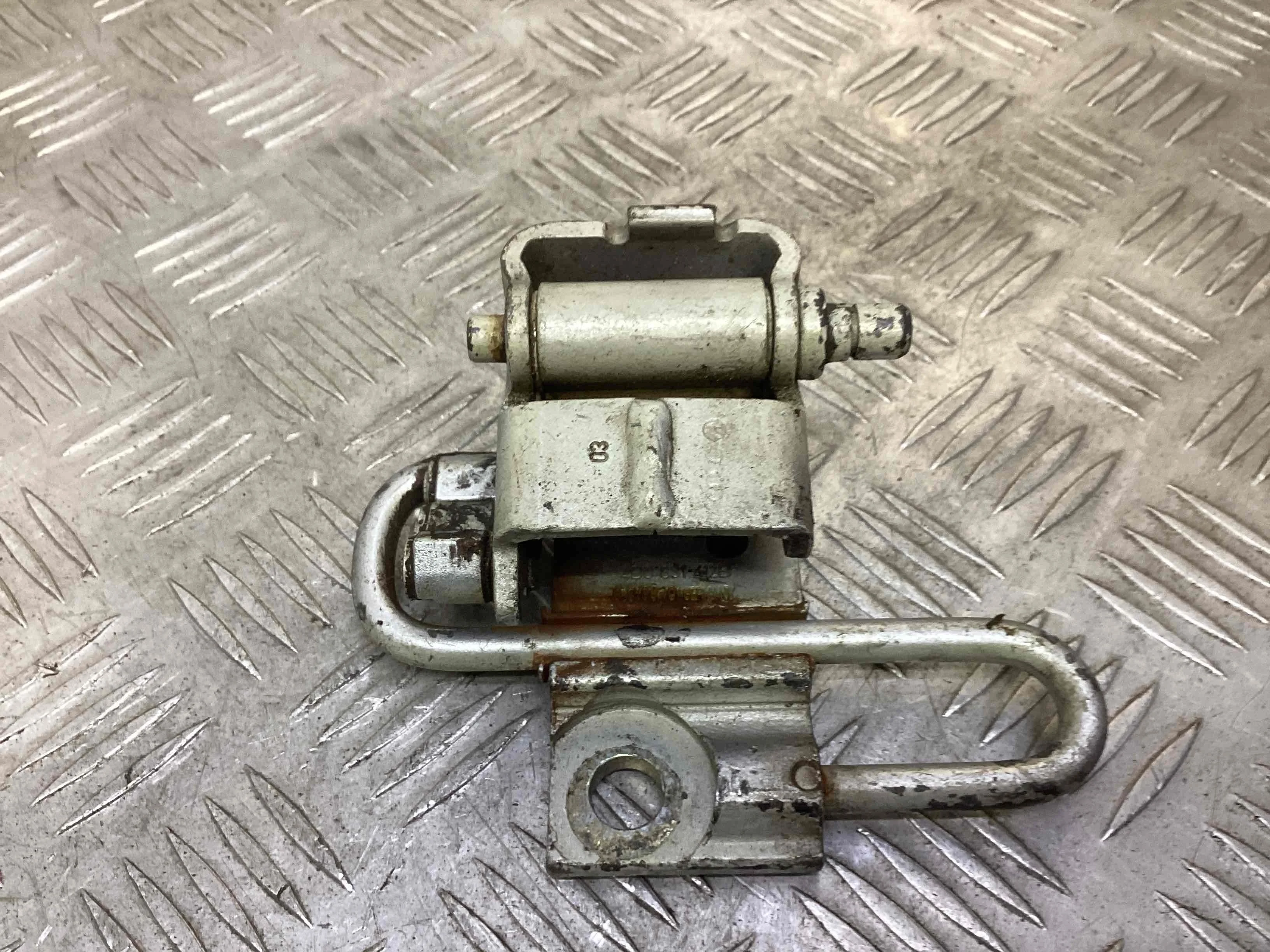 Петля двери передней правой Volkswagen Passat B5 (3B) 1996-2000 1998 1,9 Дизель