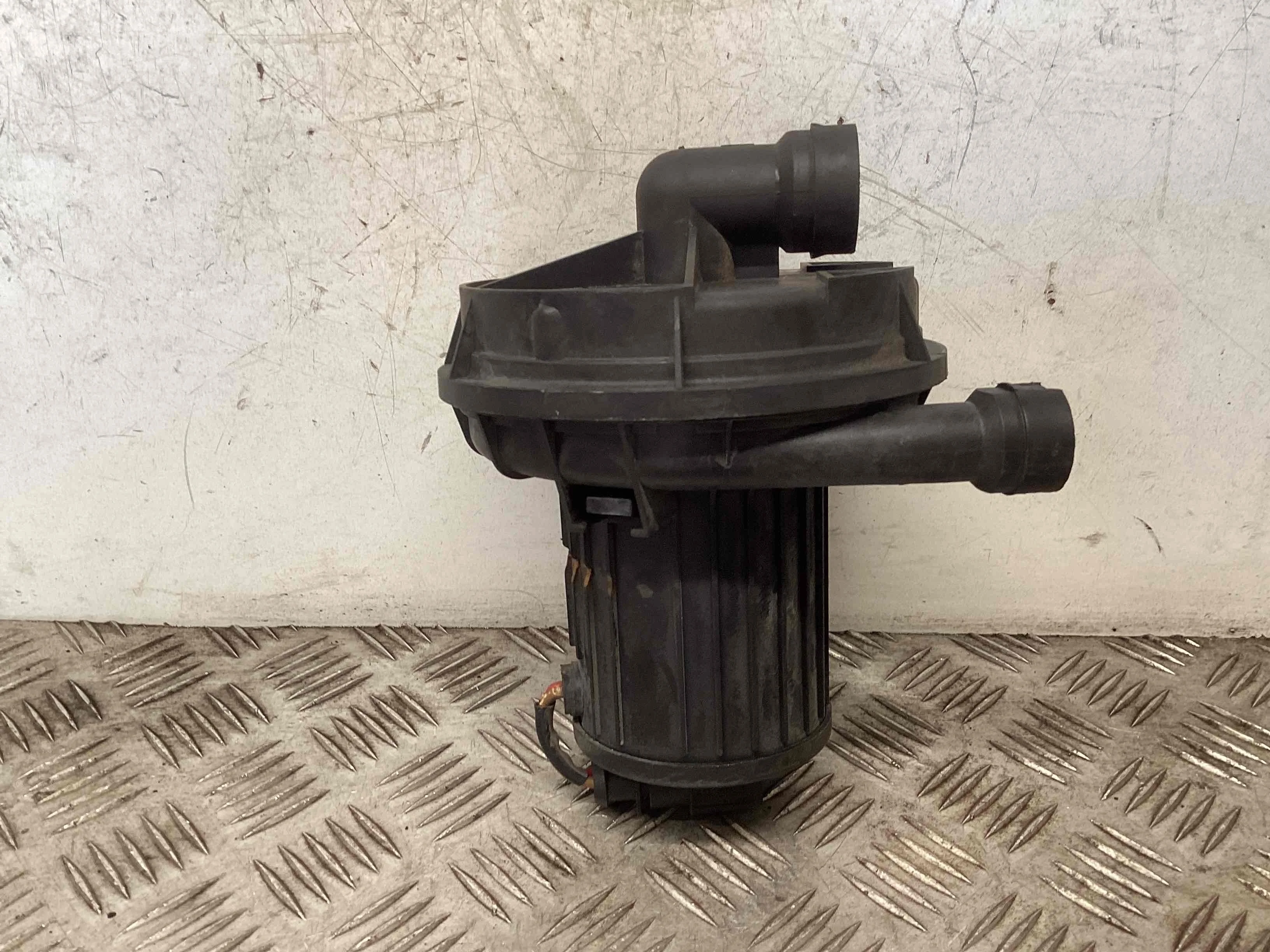 Насос продувки катализатора Volkswagen Bora (1J) 1998-2005 1999 2,0 Бензин МКПП 5ст. Универсал