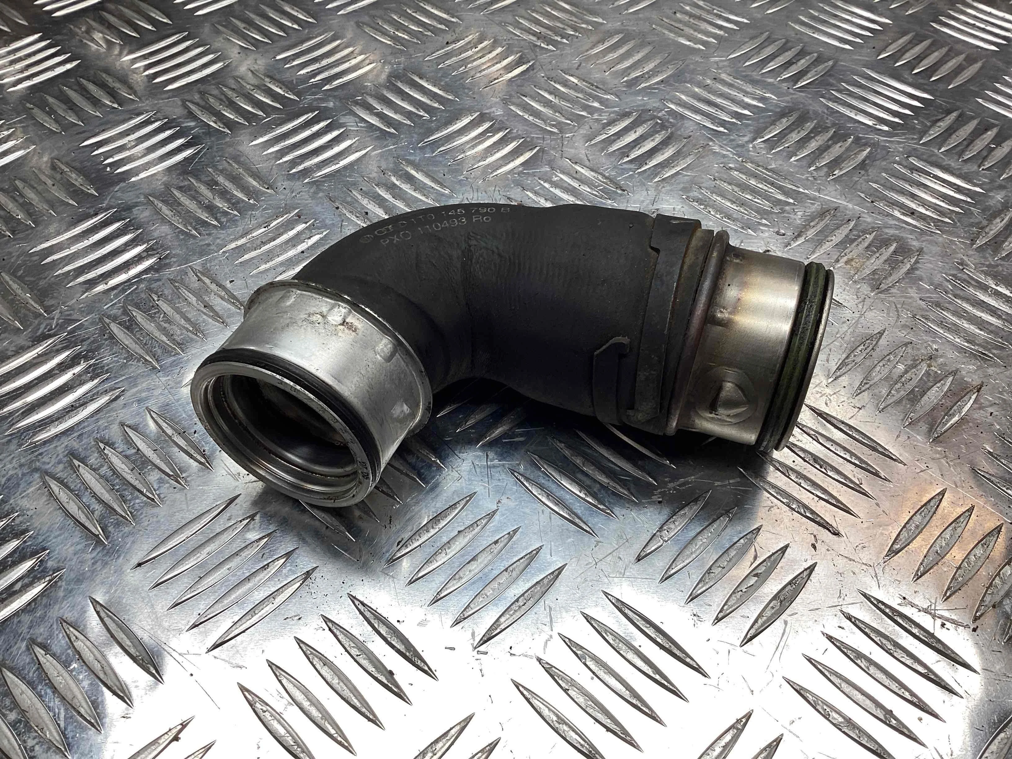 Патрубок интеркулера Volkswagen Golf V (1K) 2004-2009 2005 1,9 Дизель МКПП 5ст. Хэтчбек 5дв.