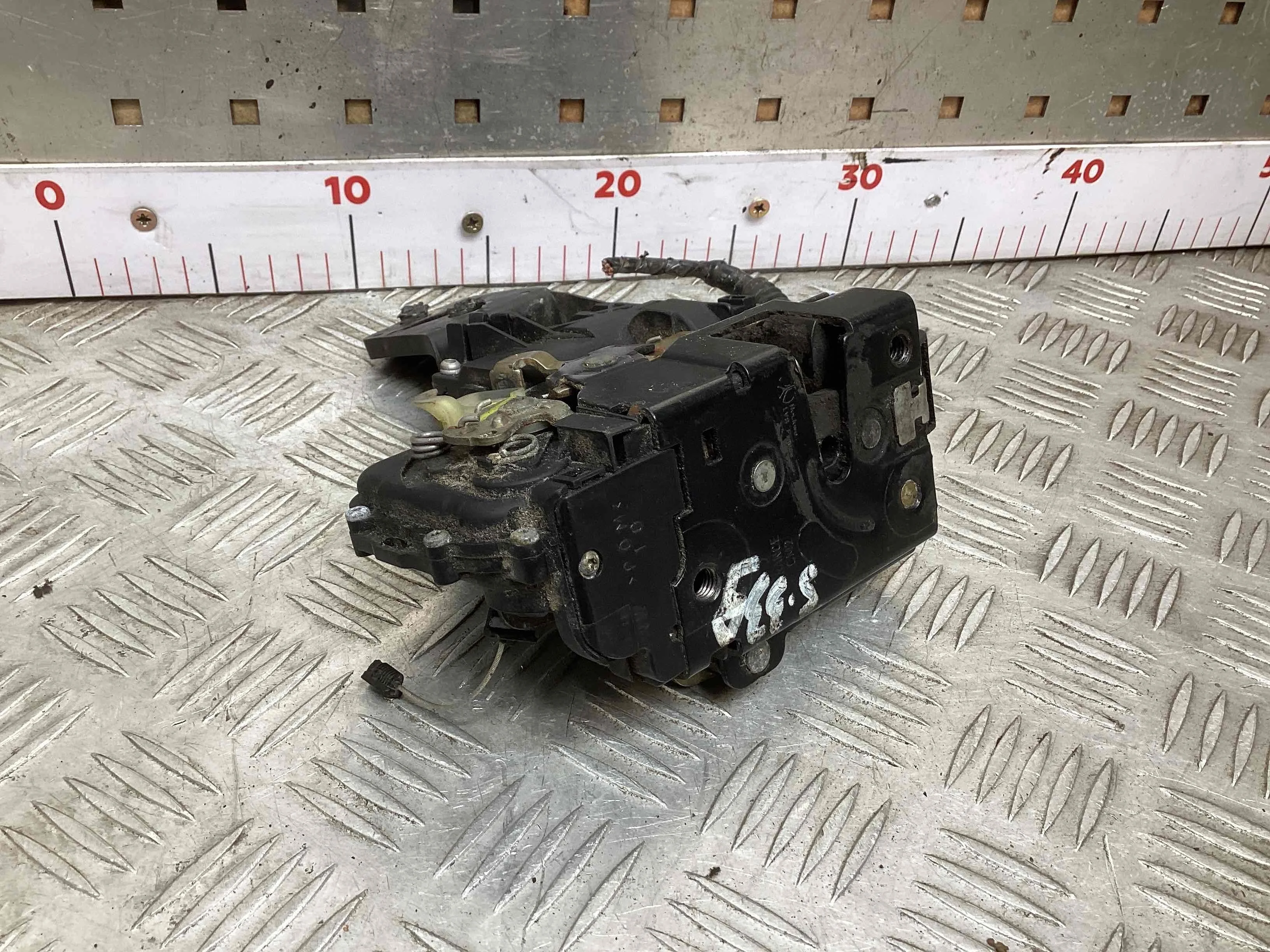 Замок двери передней левой Volkswagen Passat B5 (3B) 1996-2000 1997 1,6 Бензин МКПП 5ст. Седан