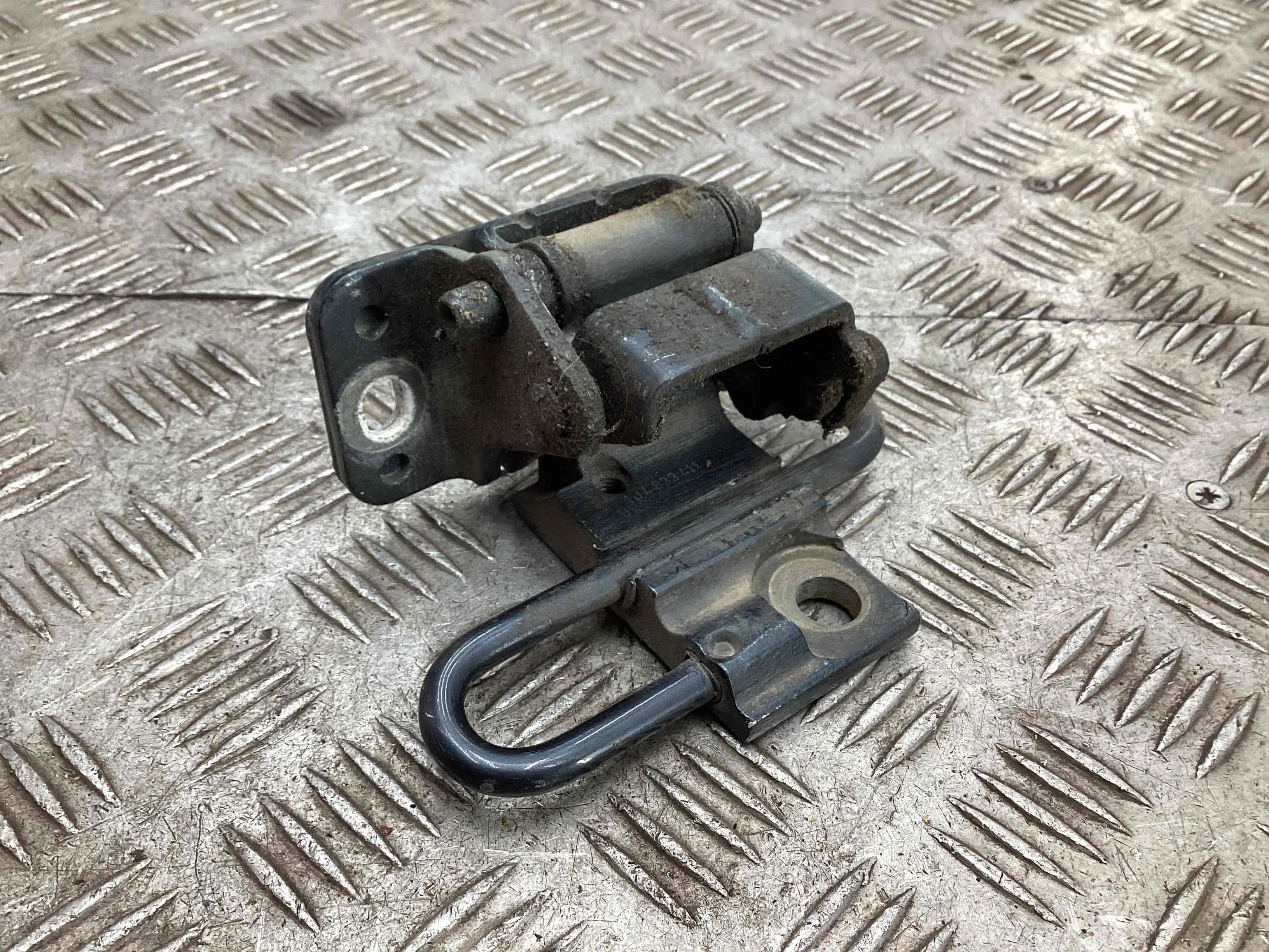 Петля двери задней левой Volkswagen Bora (1J) 1998-2005 1998    Седан