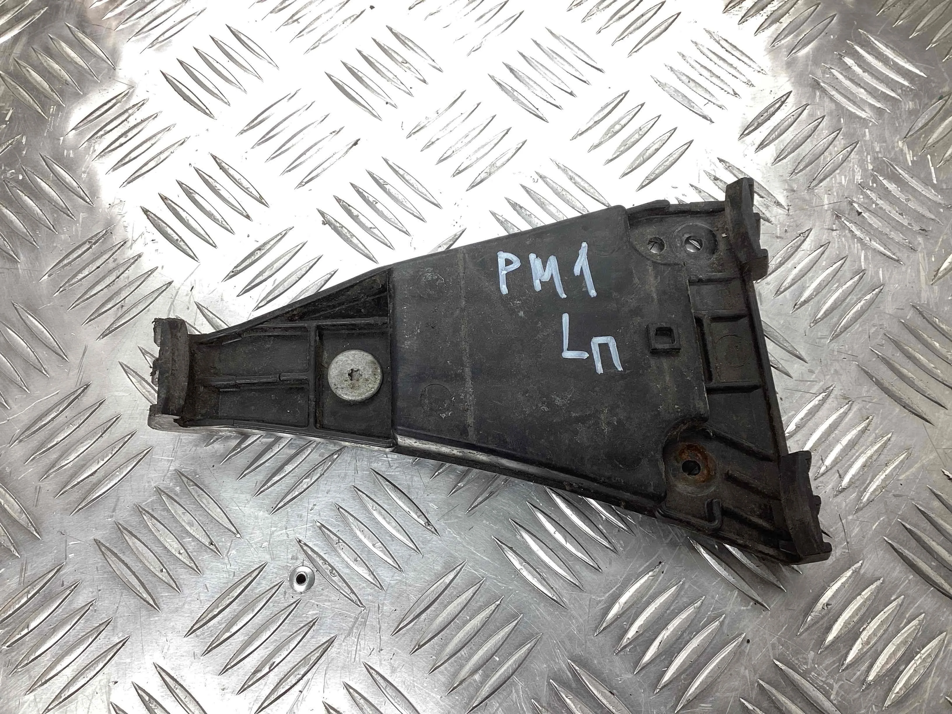 Кронштейн крепления бампера переднего Audi A4 B5 (8D) 1994-1999 1996 1,8 Бензин АКПП Седан