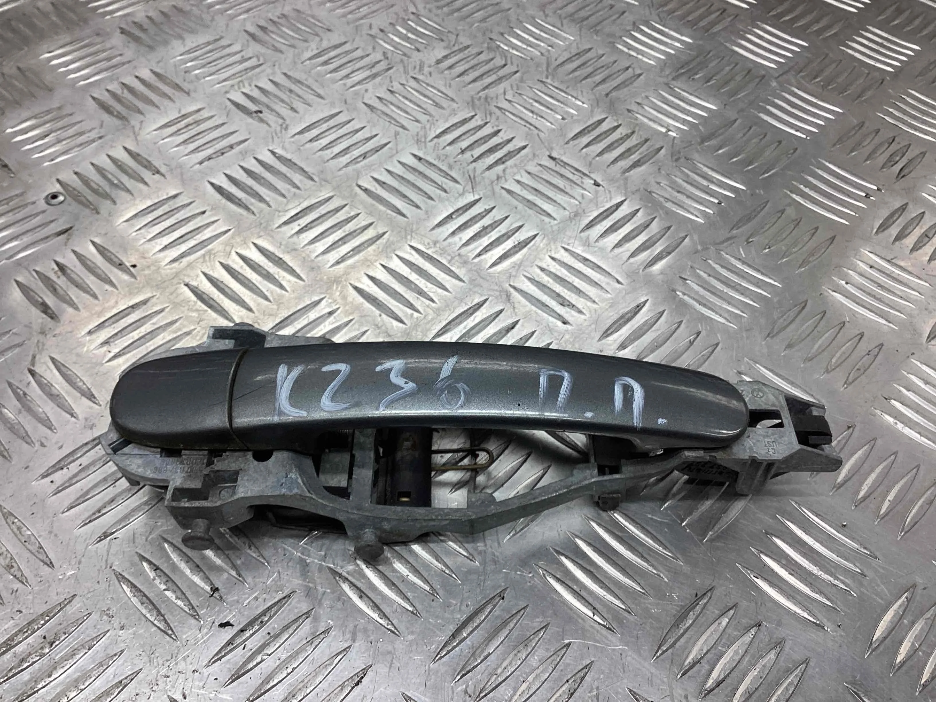 Ручка наружная передняя правая Volkswagen Golf V (1K) 2004-2009 2006 1,6 Бензин АКПП Хэтчбек 3дв.