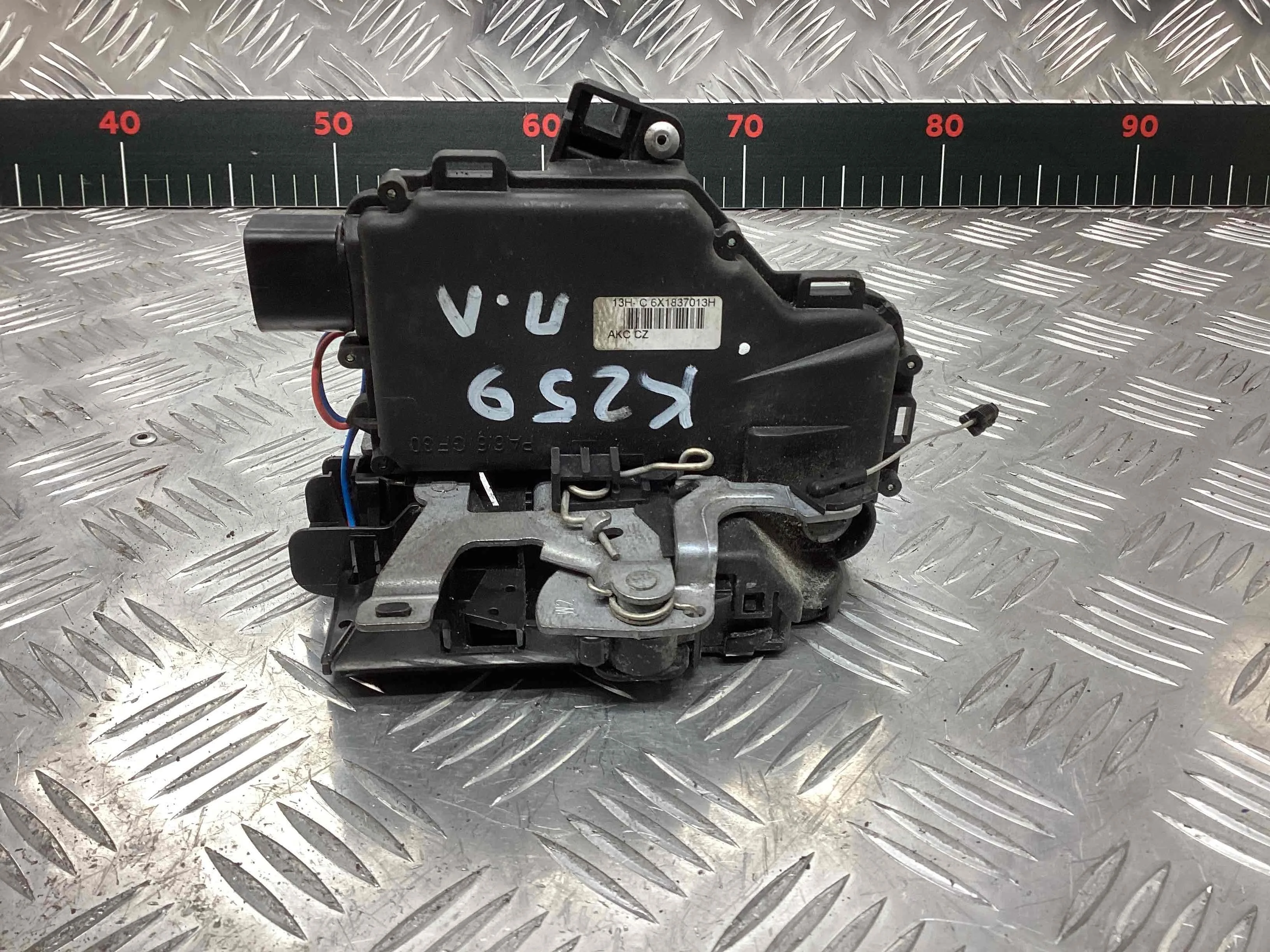 Замок двери передней левой Volkswagen Passat B5 (3B) 1996-2000 1998 1,6 Бензин АКПП Универсал