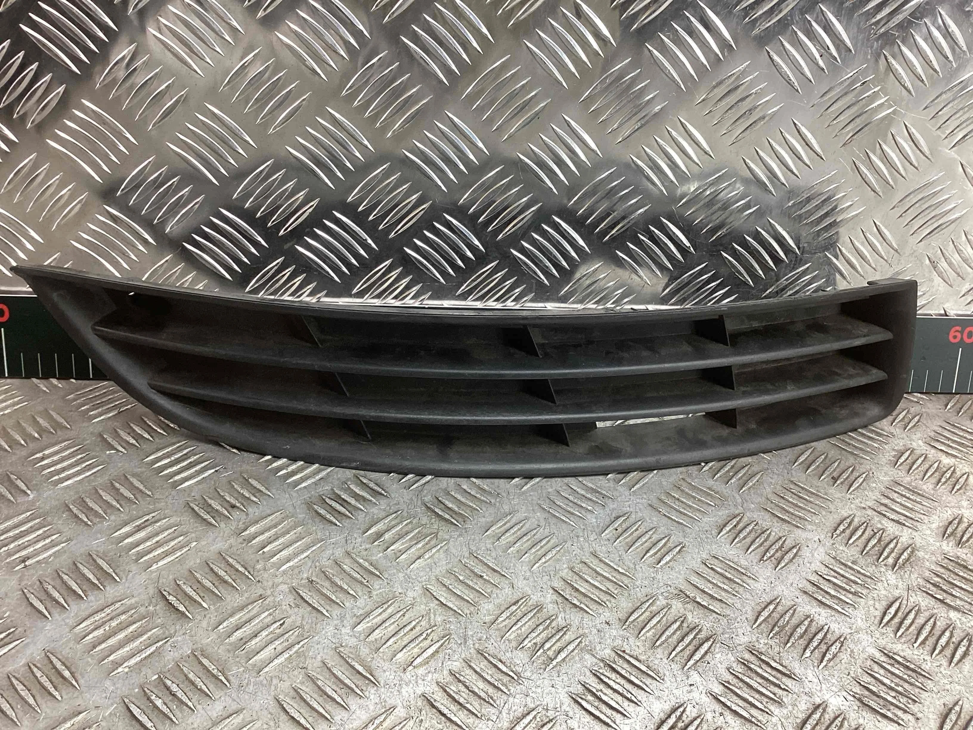 Заглушка (решетка) в бампер передний Volkswagen Passat B6 (3C) 2005-2010 2006