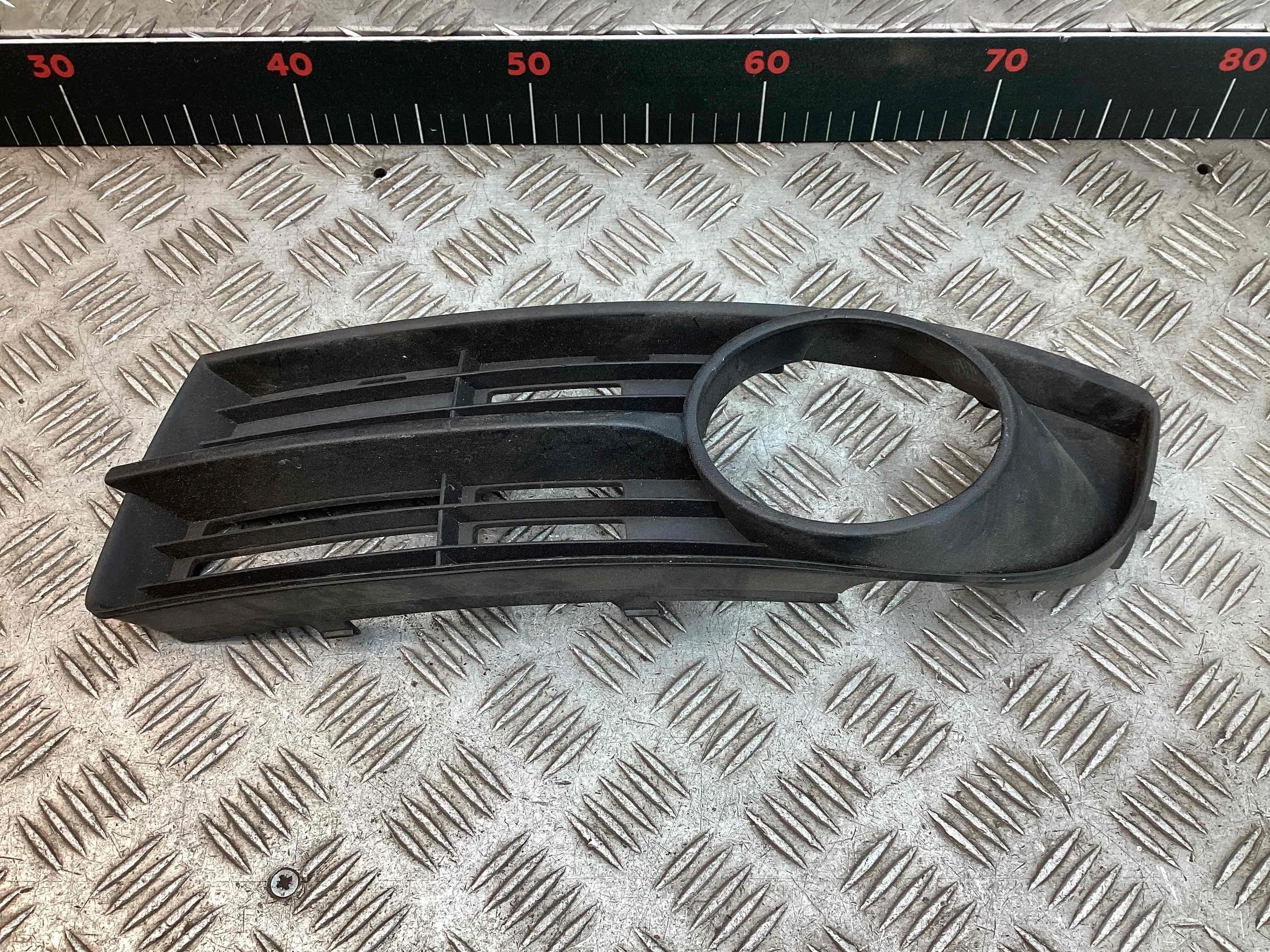 Заглушка (решетка) в бампер передний Volkswagen Touran I (1T) 2003-2006 2004