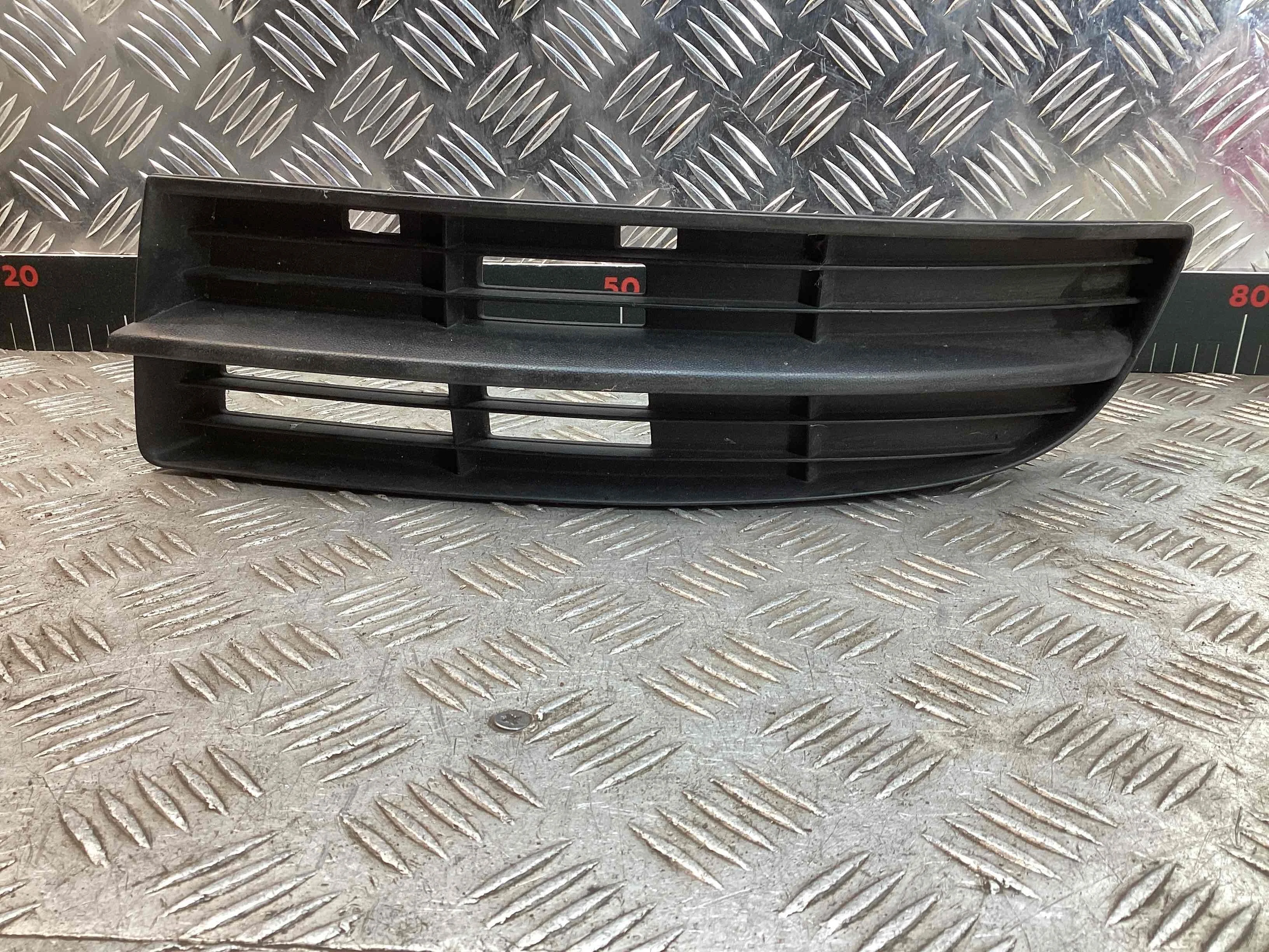 Заглушка (решетка) в бампер передний Volkswagen Touran I (1T) 2003-2006 2005