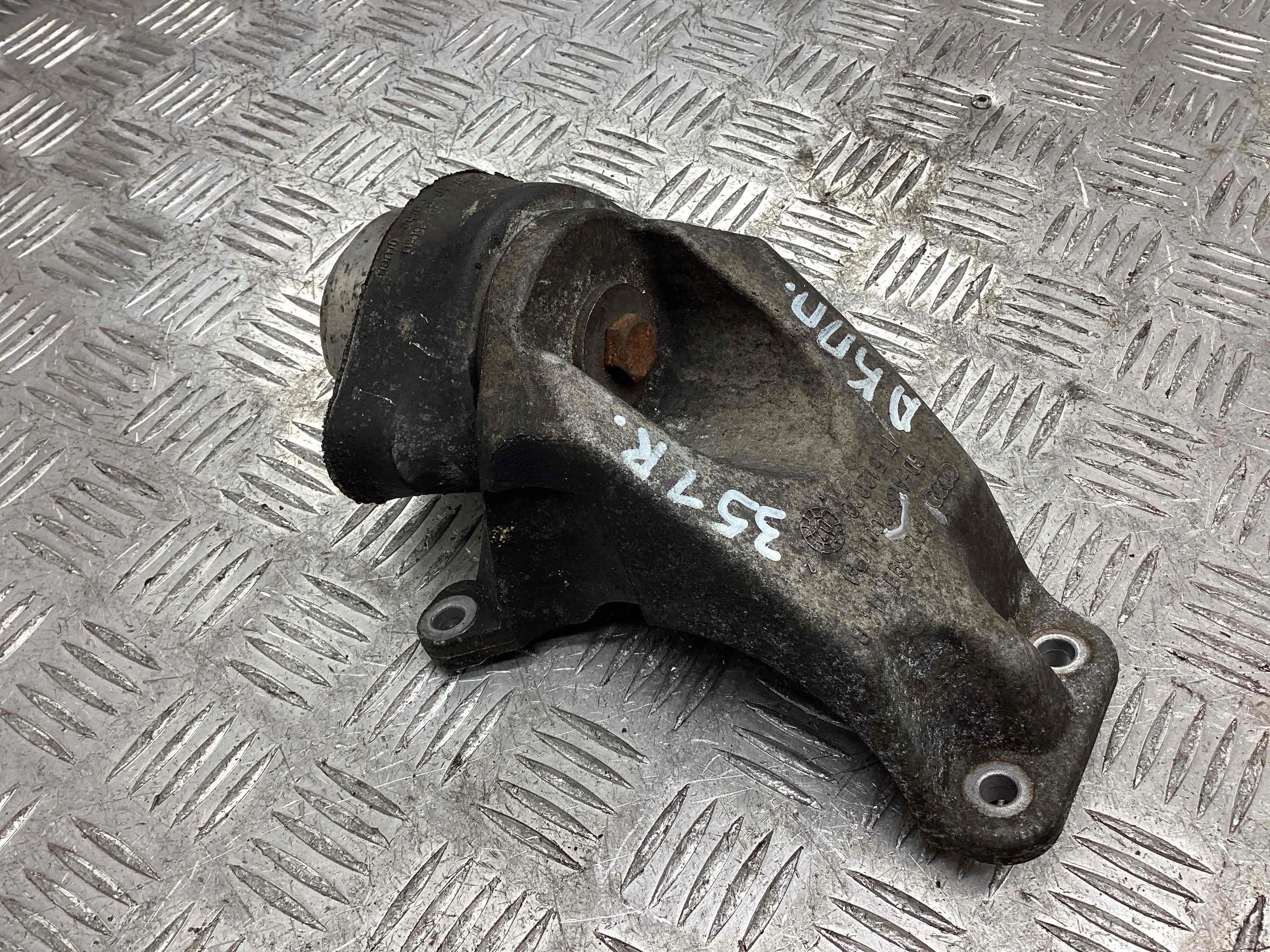 Подушка крепления КПП Audi A6 C6 (4F) 2004-2008 2007 3,0 Дизель АКПП Универсал