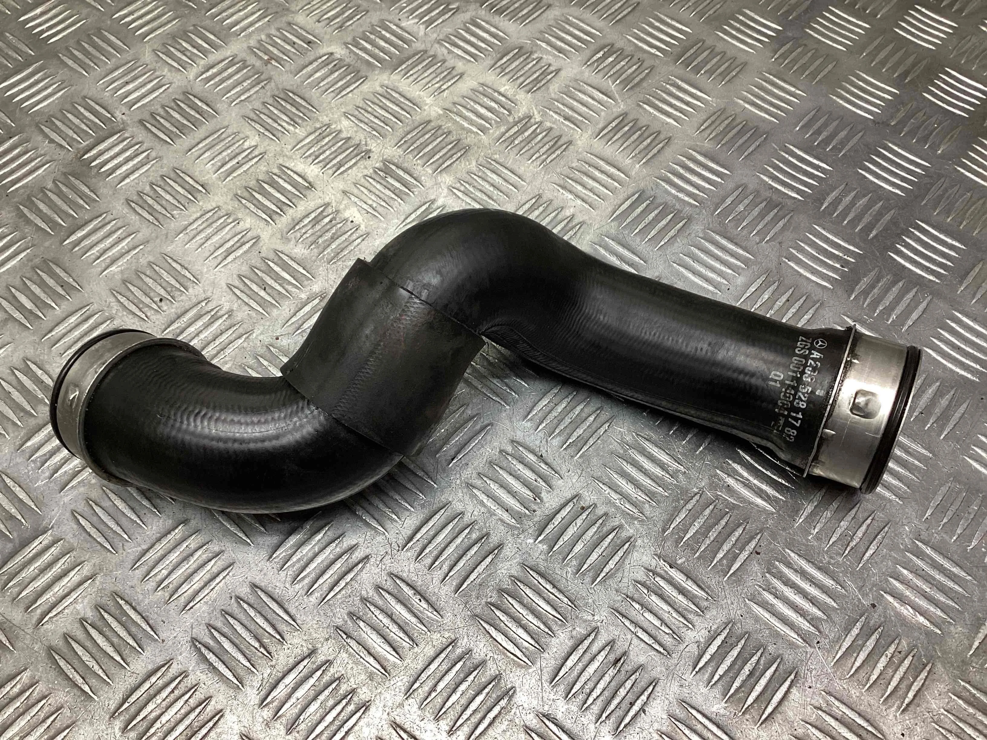 Патрубок интеркулера Mercedes C (W203) 2000-2004  2002 2,2 Дизель МКПП 6ст. Универсал