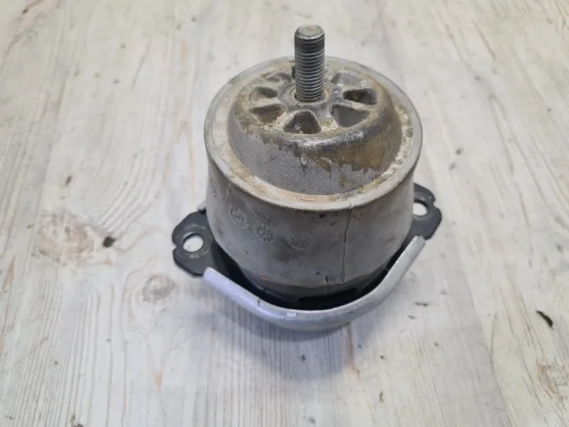 Подушка двигателя VW Touareg NF 2010 7P