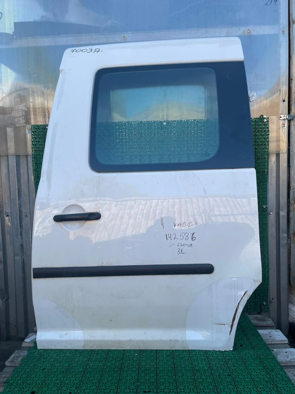 Дверь VOLKSWAGEN CADDY 2004- сдвижная боковая с вырезом под стекло левая белая б/у CADDY(2004-2014)