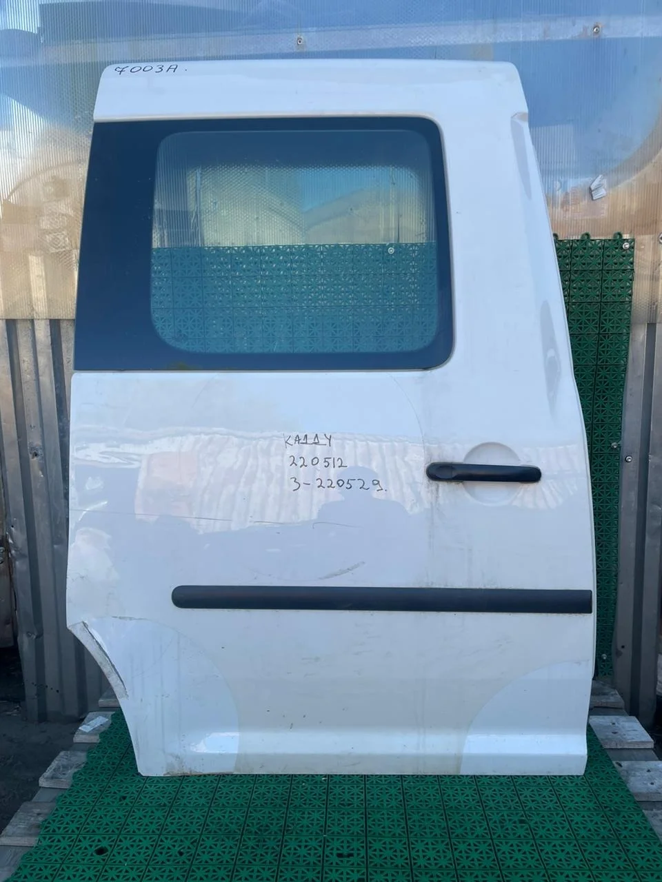 Дверь VOLKSWAGEN CADDY 2004- сдвижная боковая с вырезом под стекло правая белая б/у CADDY(2004-2014)