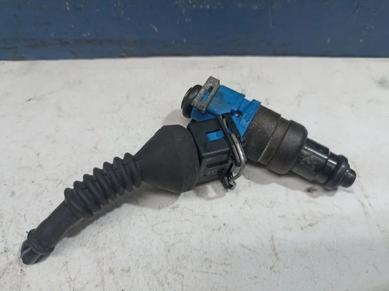 Форсунка топливная Volkswagen Passat B5 2001 06B133551 B5 1.6 ARM