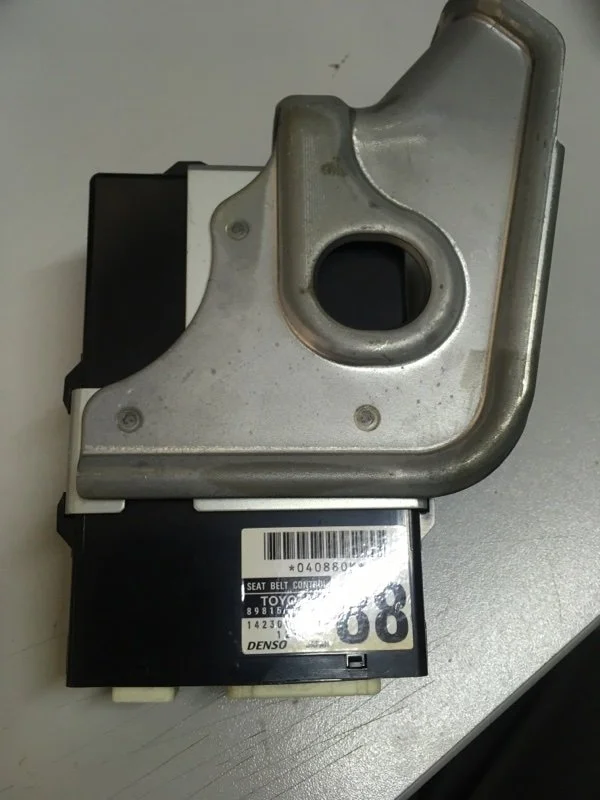 Блок управления ремнями безопасности Toyota Land Cruiser 2015 8981560130 URJ200 1VD-FTV 4.5