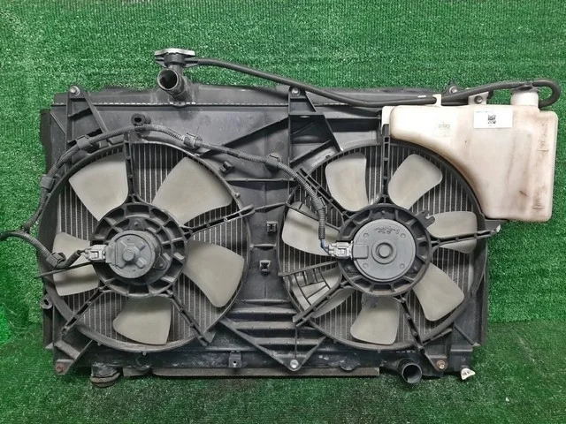 Радиатор охлаждения двигателя AZR60 TOYOTA VOXY R60 2001-2004, NOAH R60 2001-2004, VOXY R60 2004-2007, NOAH R60 2004-2007