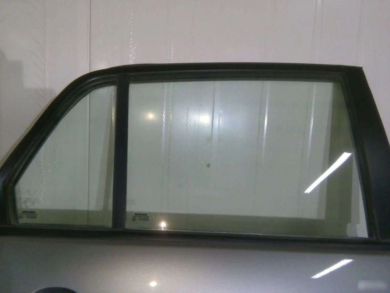 Стекло двери заднее правое Nissan Tiida C11 (2004—2012)