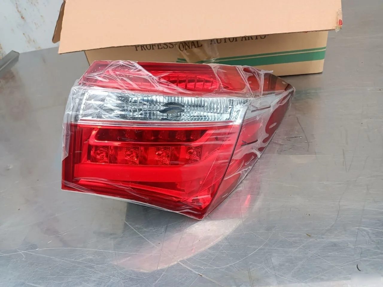 Фонарь Toyota Corolla XI (2012—2016) ST212191FDR 8155102760