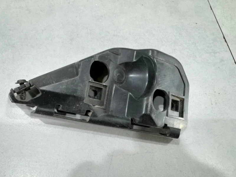 Кронштейн переднего бампера Volvo S40 2008