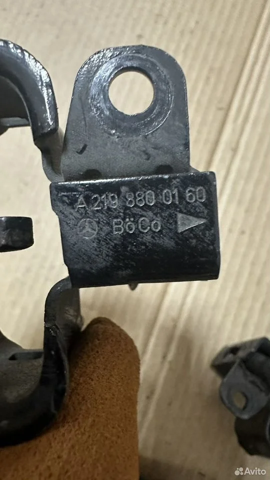 Замок капота, нижняя часть mercedes a2198800160