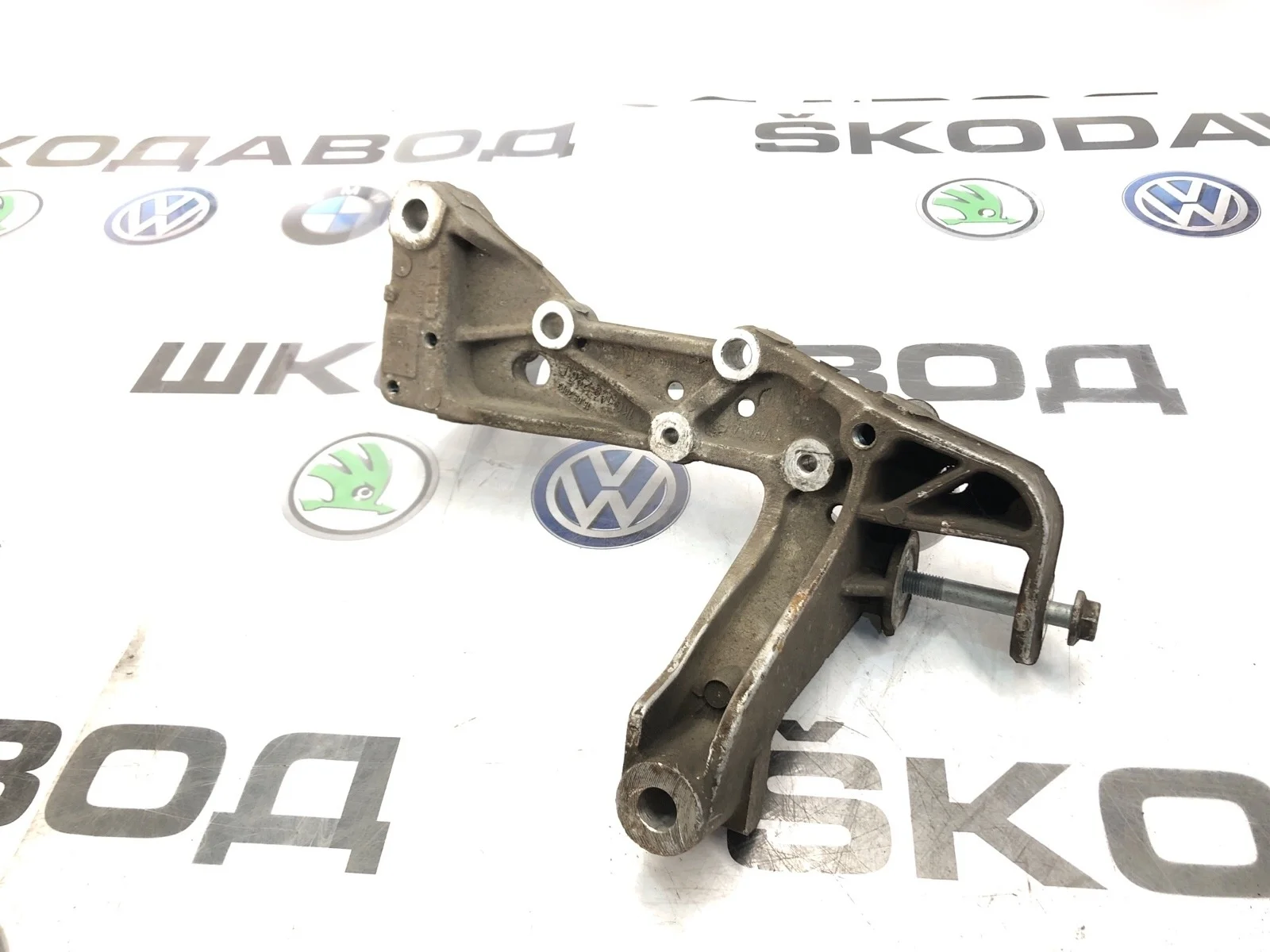 Кронштейн подрамника Skoda Octavia 2011 1K0199296F A5 (1Z) 1.2 CBZB, передний правый