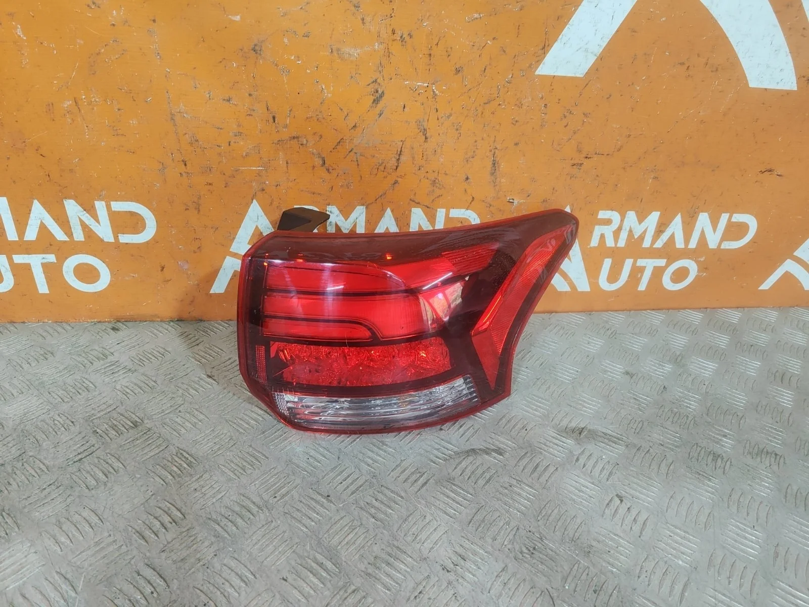 Фонарь внешний Mitsubishi Outlander 2015-нв 3