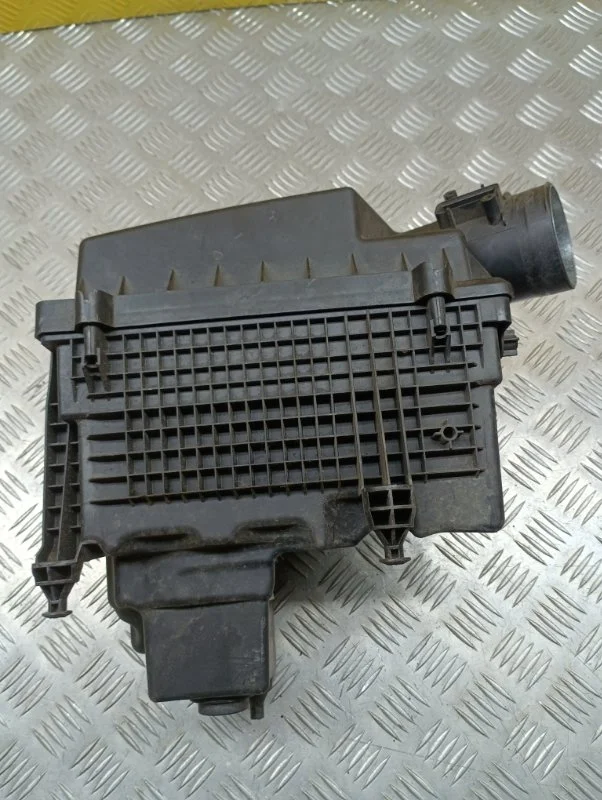 Корпус воздушного фильтра Land Rover Freelander II (2006-2014) 2011