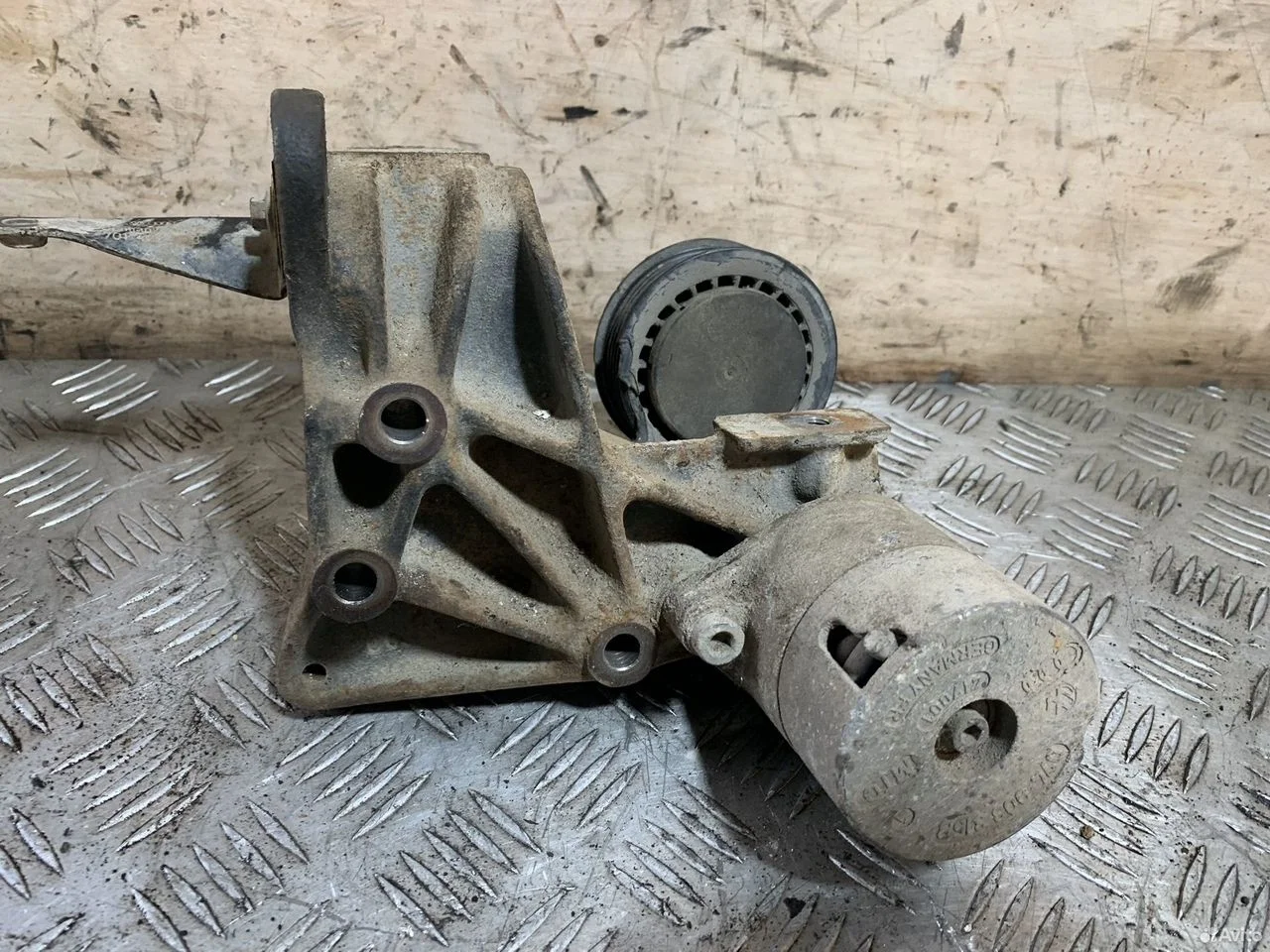 Кронштейн с натяжителем 074199207b vw t4