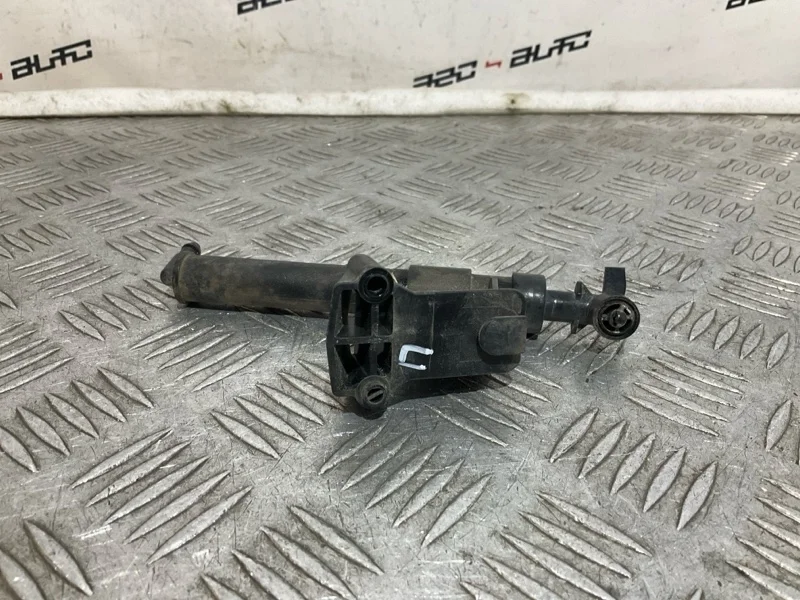 Форсунка омывателя Volvo V50 31294104, правая
