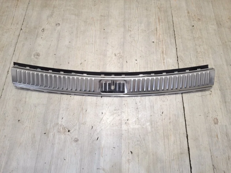 Накладка замок багажника VW Touareg NF 2010 7P