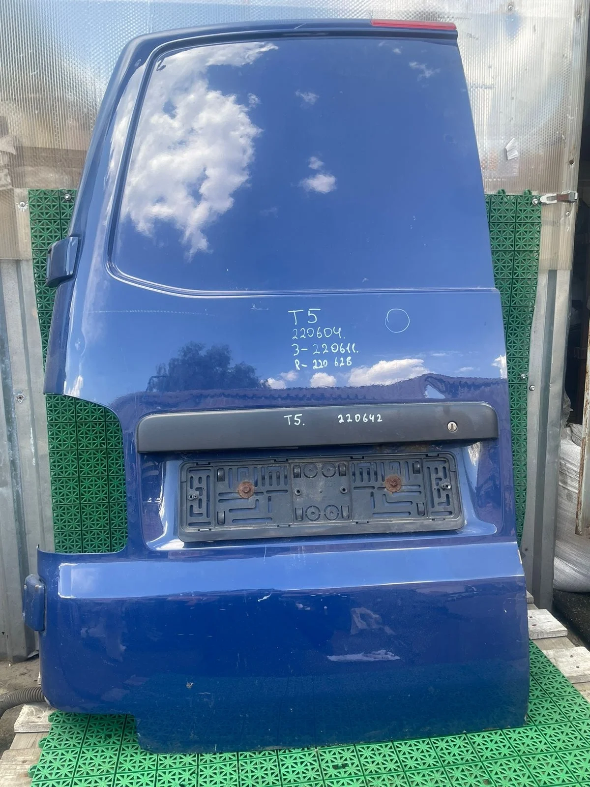 Дверь багажника VOLKSWAGEN TRANSPORTER T5 2003- левая распашная 147см без выреза под стекло синяя б/у TRANSPORTER T5(2003-2015)