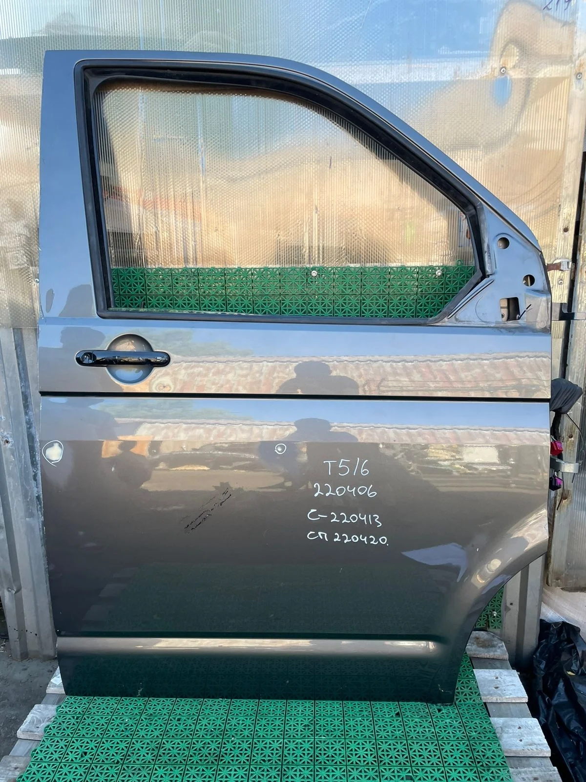 Стекло двери VOLKSWAGEN TRANSPORTER T5/T6 2003- переднее правое б/у TRANSPORTER T5(2003-2015);TRANSPORTER T6(2015-