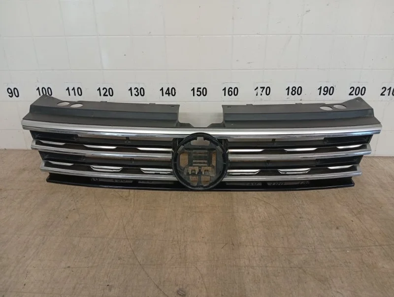 Решетка радиатора VOLKSWAGEN TIGUAN 2017 2018 2019 2020