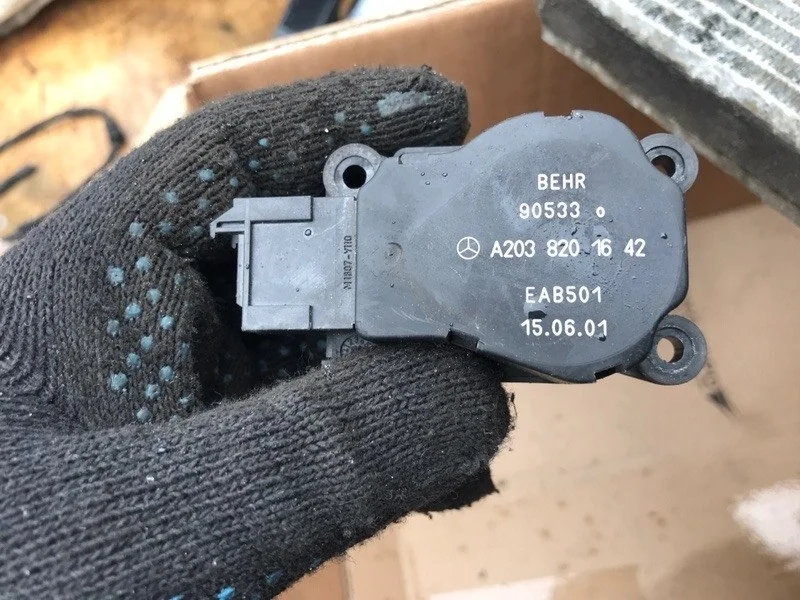 Сервопривод заслонок печки Mercedes C 2038201642 W203