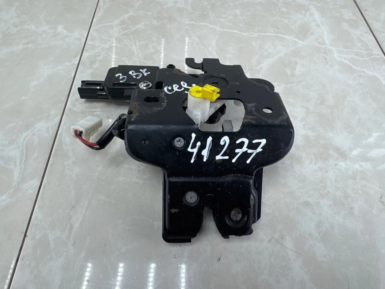 Замок крышки багажника Mazda 3 Bk 2003-2009 BN8V56820A СЕДАН