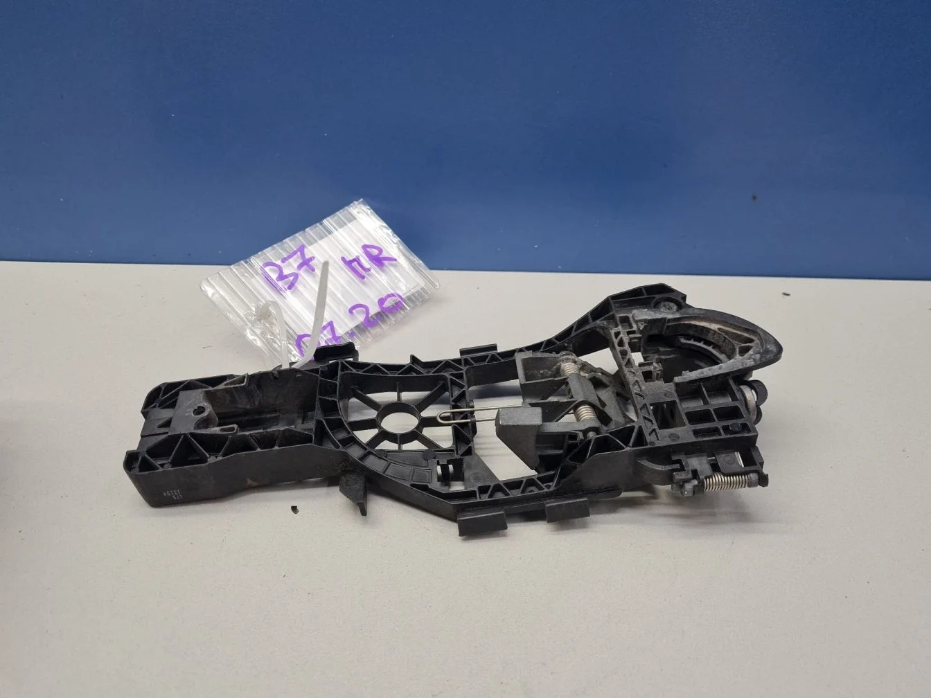 Кронштейн ручки двери правой для Volkswagen Passat B7 2011-2015