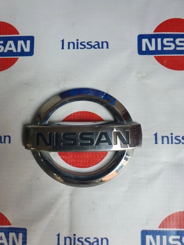 Эмблема Nissan Almera 2014 84890EW000 G15 K4M, задняя