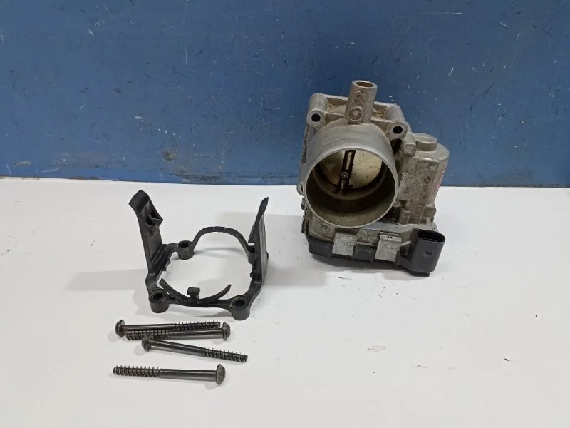 Заслонка дроссельная Volkswagen Golf 7 2015 03F133062B 1.4 CMBA
