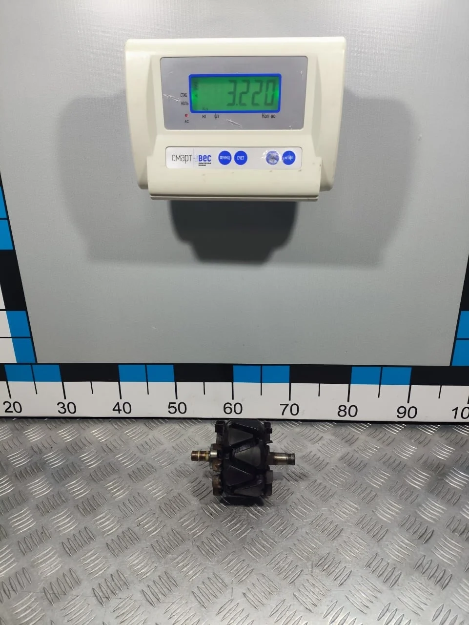 [ЧАСТЬ Б/У] Генератор 12V / 140A - Только ротор генератора. Дефект резьбы крепления шкива. [Незначительные дефекты] [Код: 00615882 ]