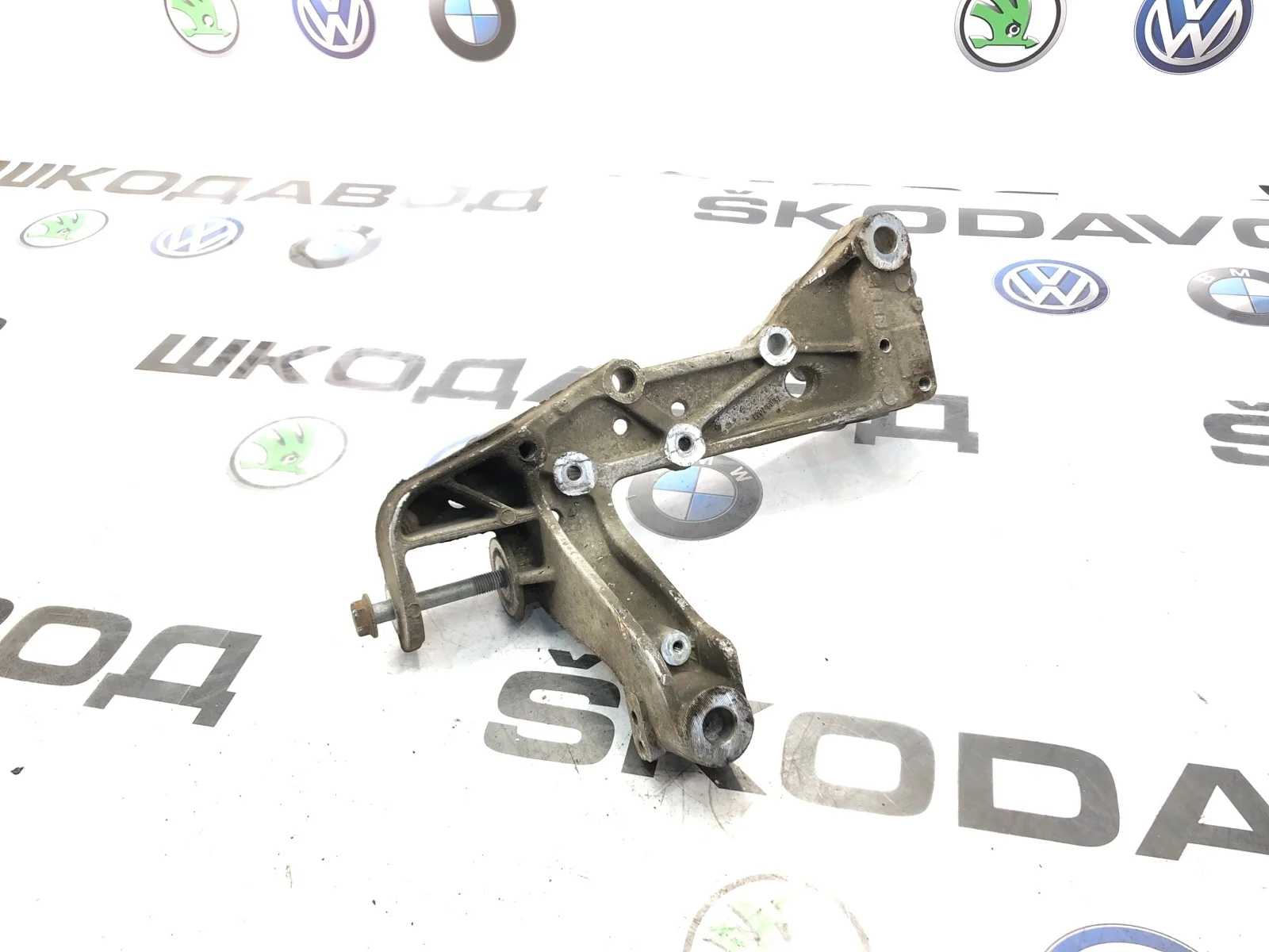 Кронштейн подрамника Skoda Octavia 2012 1K0199295F A5 (1Z) 1.4 CAXA, передний левый