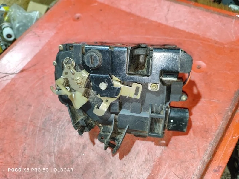 Замок двери Audi A6 C5 1998 седан
