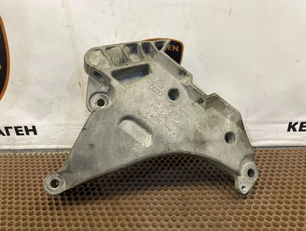 Кронштейн двигателя Volkswagen Passat 2010 B7