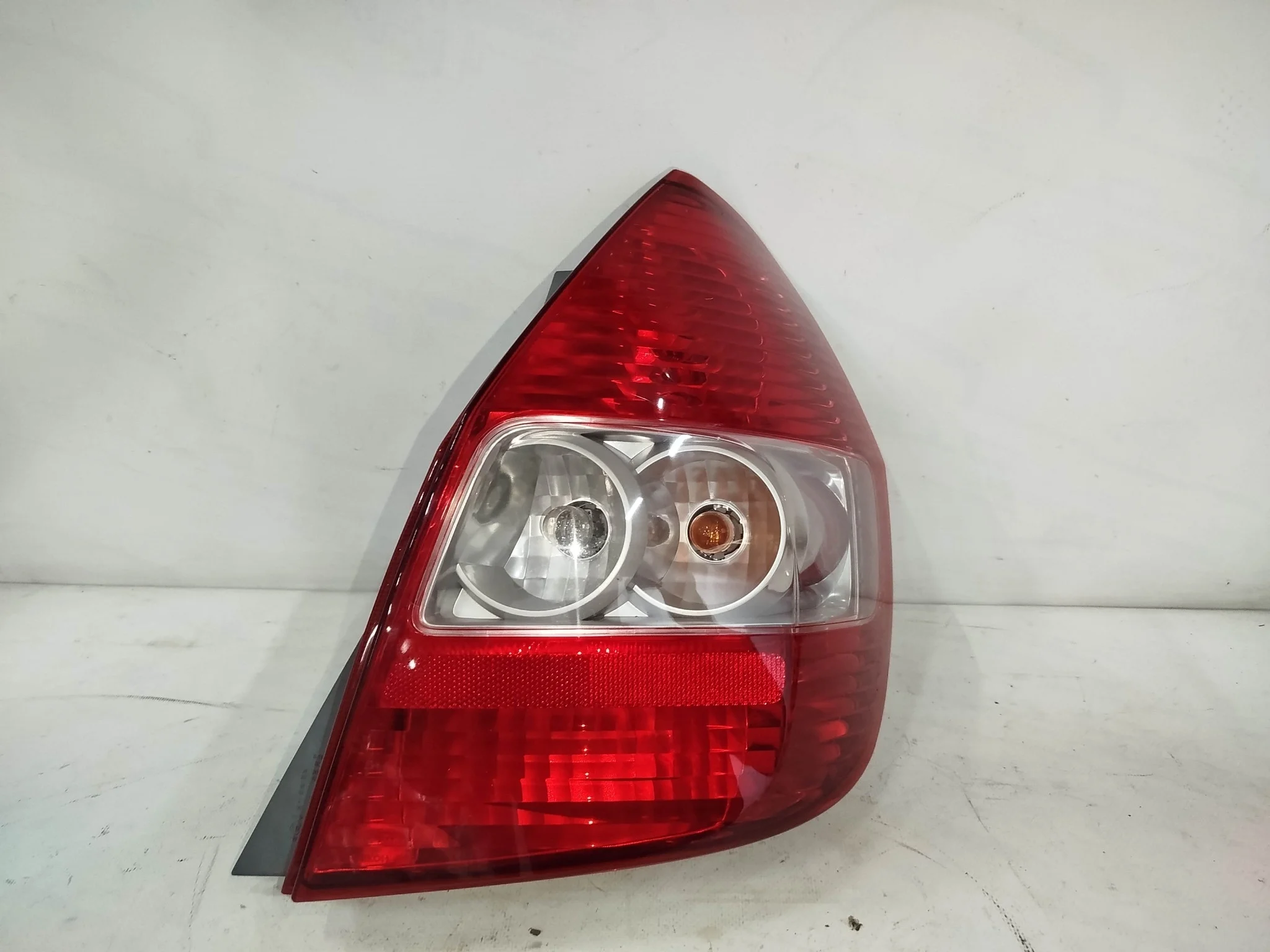ФОНАРЬ HONDA FIT GD1 GD2 GD3 GD4 4949 БЕЛЫЙ 1 МОДЕЛЬ ПРАВЫЙ 33501SAA003 NA7435