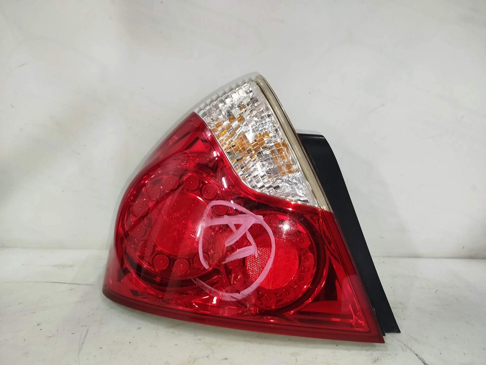 ФОНАРЬ NISSAN INFINITI FUGA M35 M45 GY50 PNY50 PY50 Y50 22063786 22063788 КРАСНЫЙ 1 МОДЕЛЬ ЛЕВЫЙ 26555EG625 NA7477